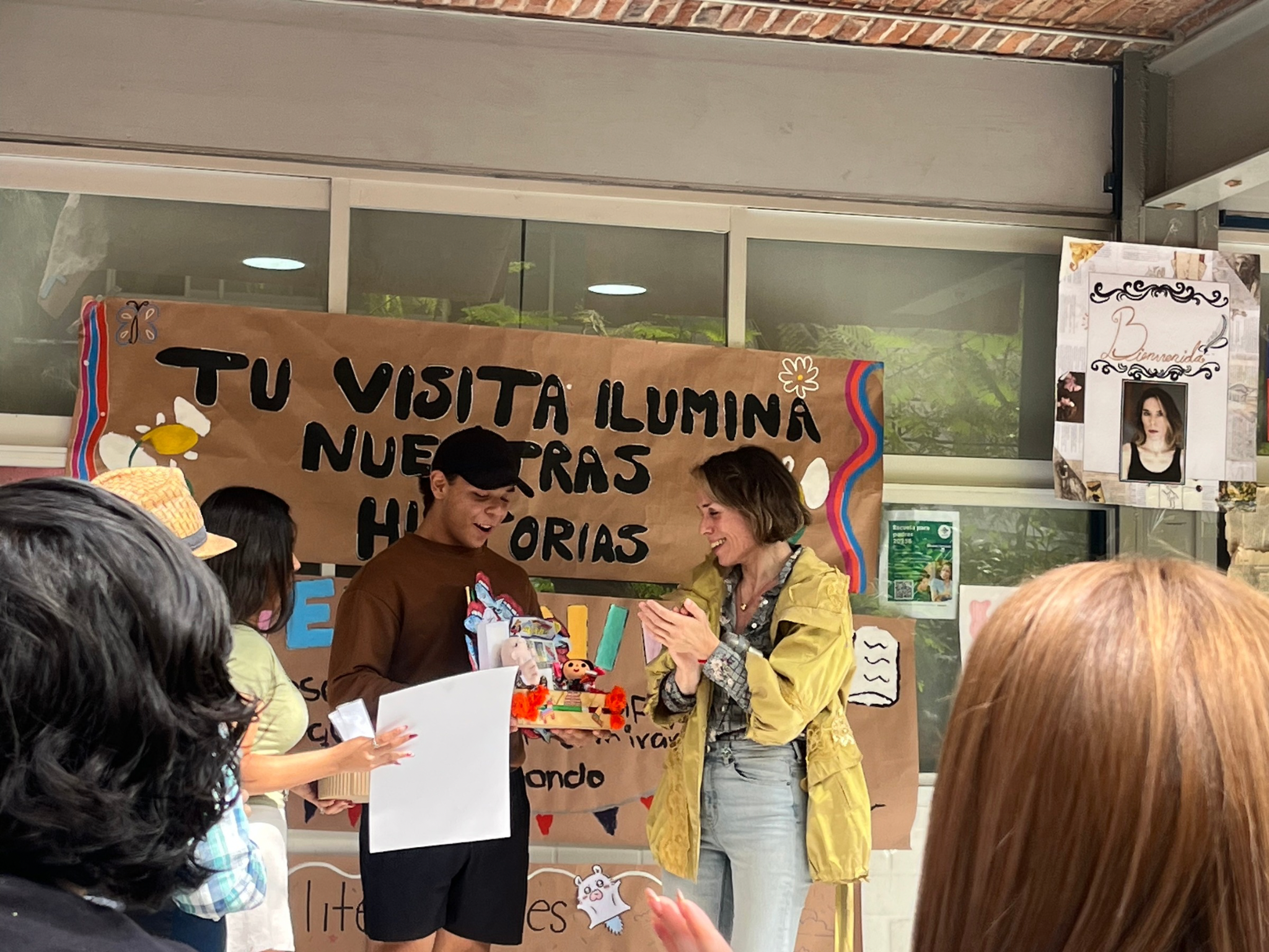 escritora de pie en escenario frente a asistentes